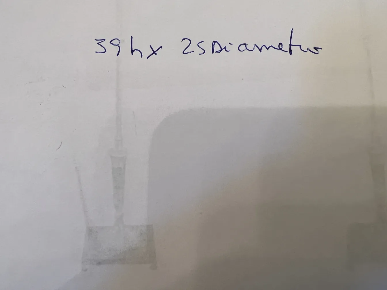 dekorative antike Vase auf neutralem Hintergrund