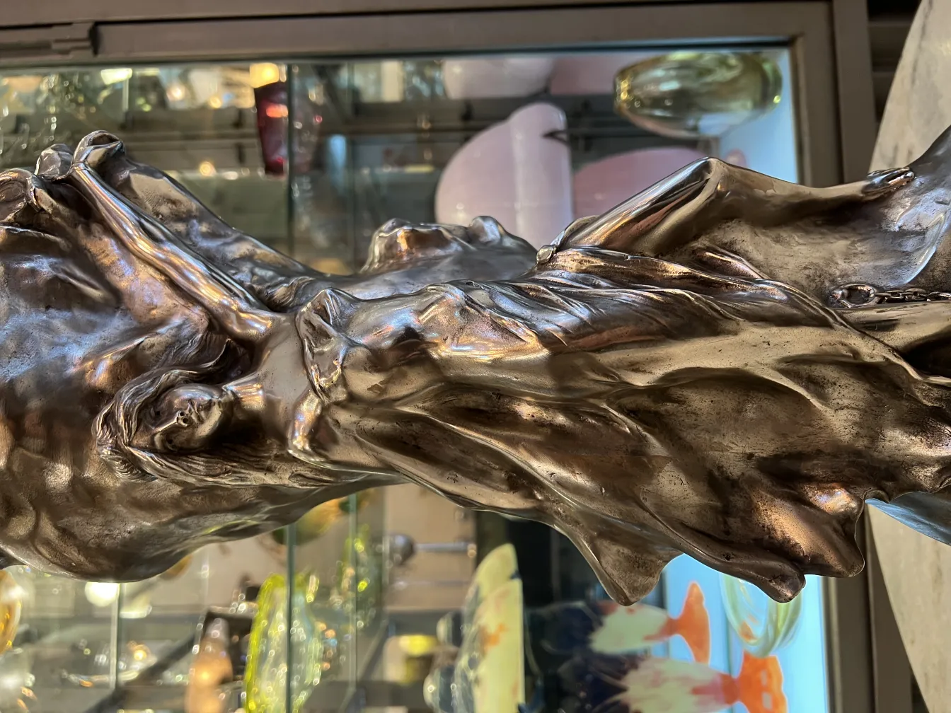 vaso antico art nouveau con dettagli raffinati in un ambiente antico