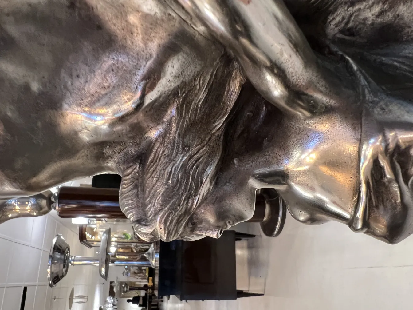 古董花瓶在明亮优雅的环境中