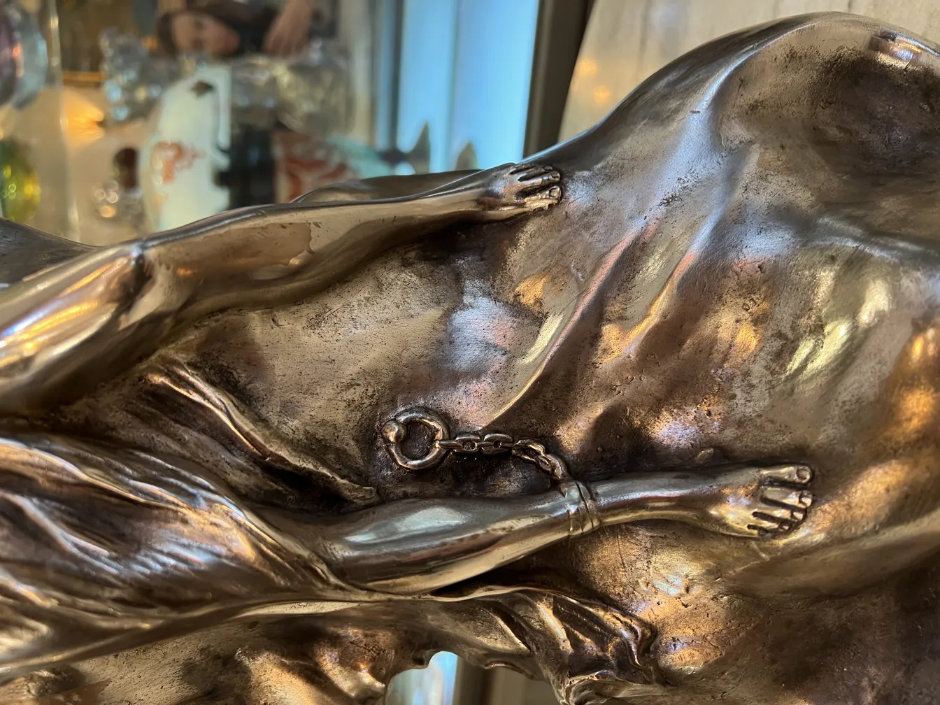 प्राचीन फूलदान जिसमें आर्ट नोव्यू के विवरण हैं, सजावटी सेटिंग।