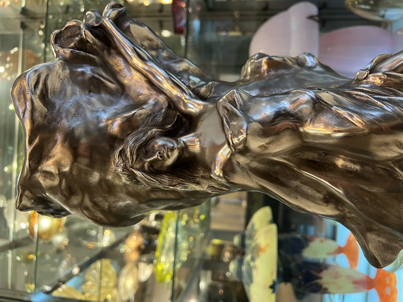 antike vase mit frauenfigur, elegante dekorationen im hintergrund