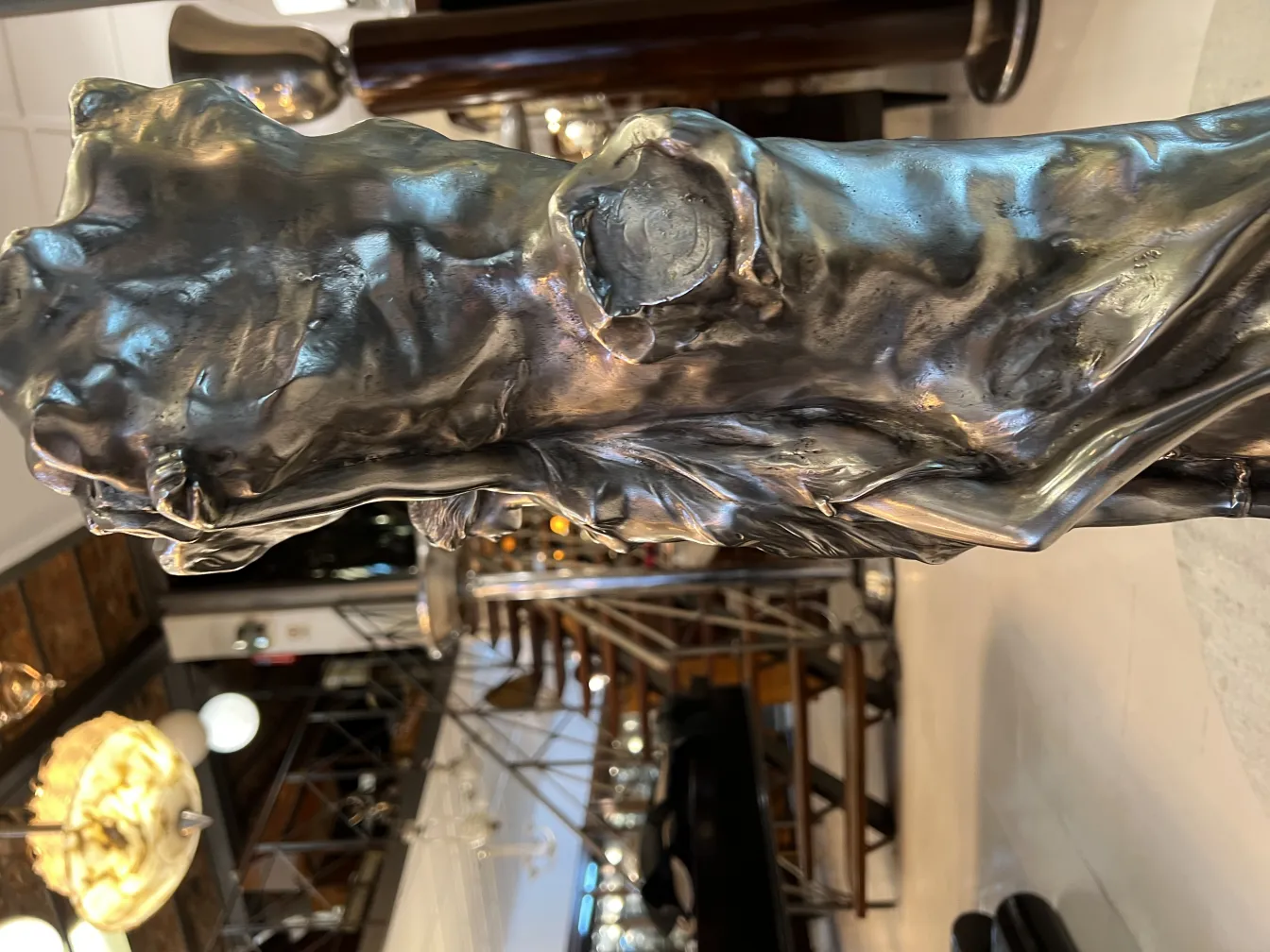 antike vase art nouveau mit künstlerischem design und glänzen, umgeben von dekorativen elementen