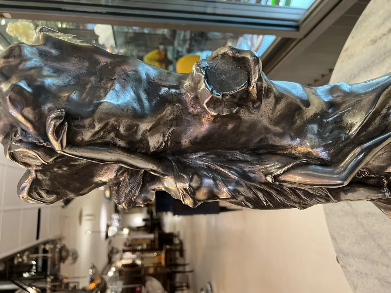 vaso antigo de arte nouveau em um ambiente elegante