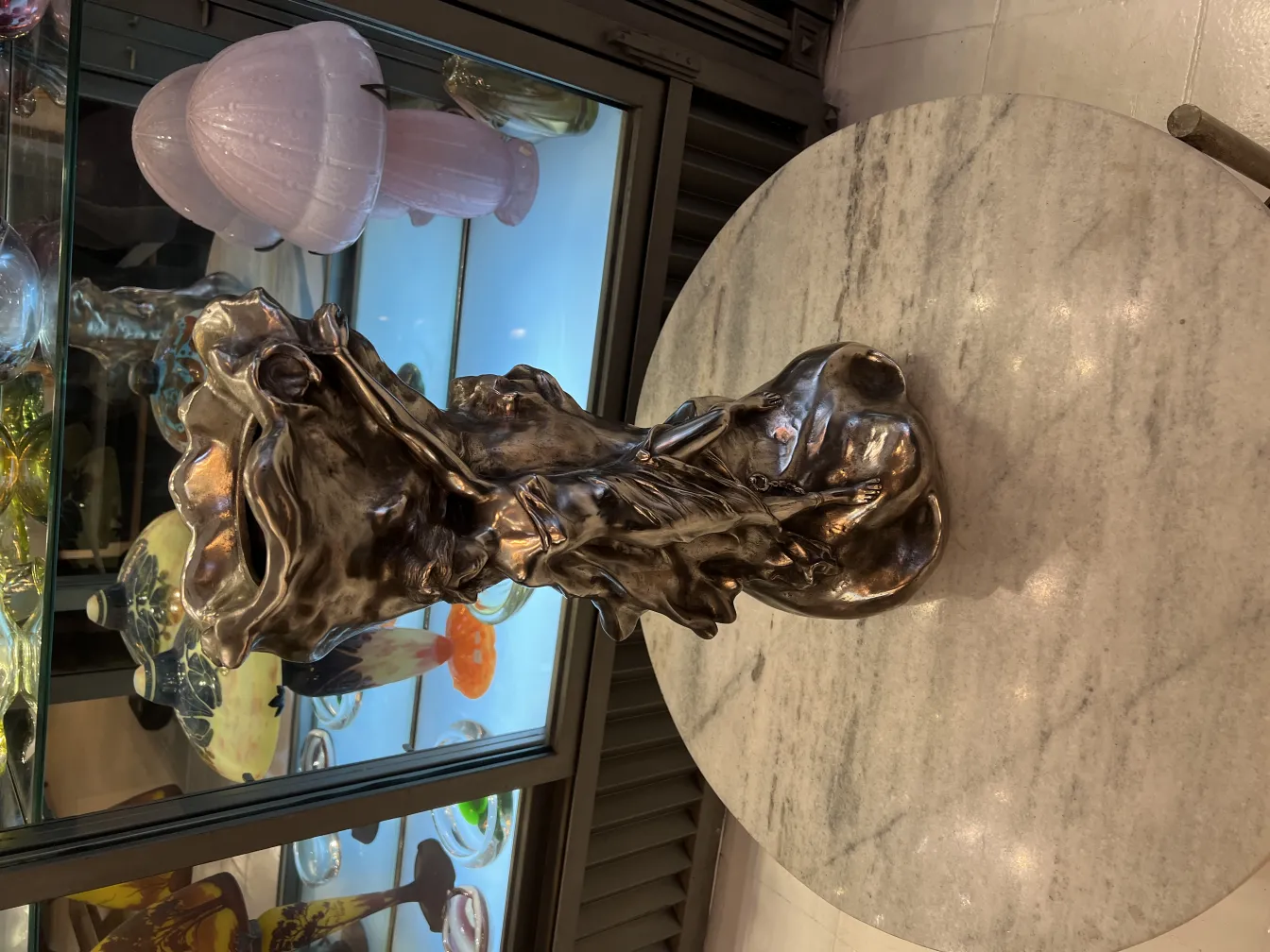 vase antico con forma organica e dettagli scultorei