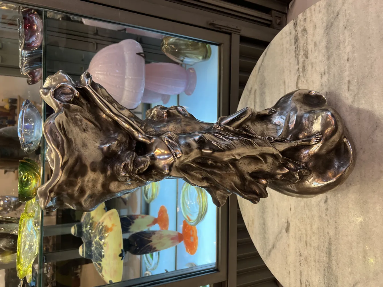 florero antiguo con detalles decorativos, fondo colorido