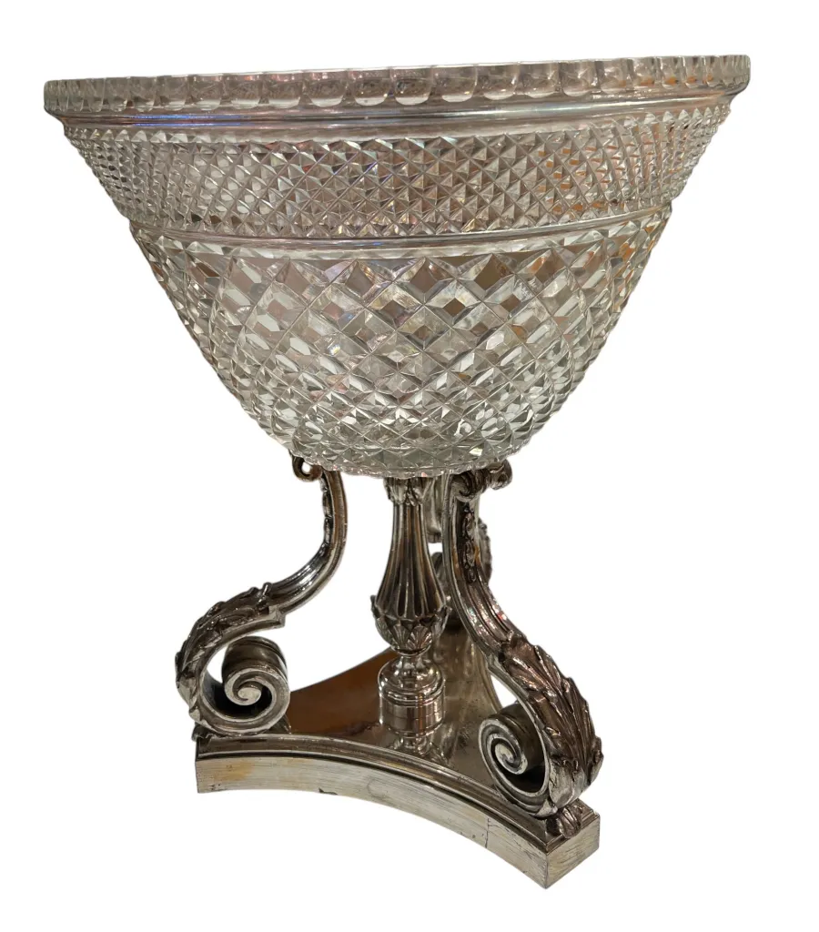 vase ancien en cristal avec base décorative et gravure