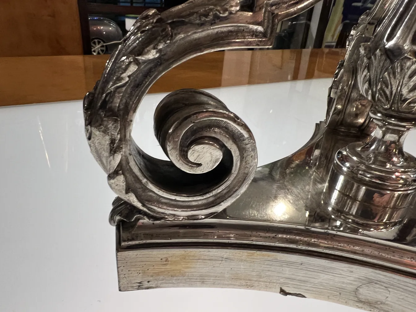 vaso antico con dettagli a spirale e design art nouveau