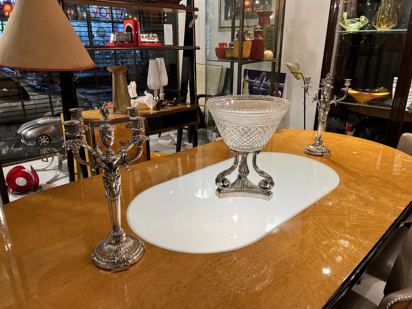 vase antico decorativo su un tavolo con candelabri