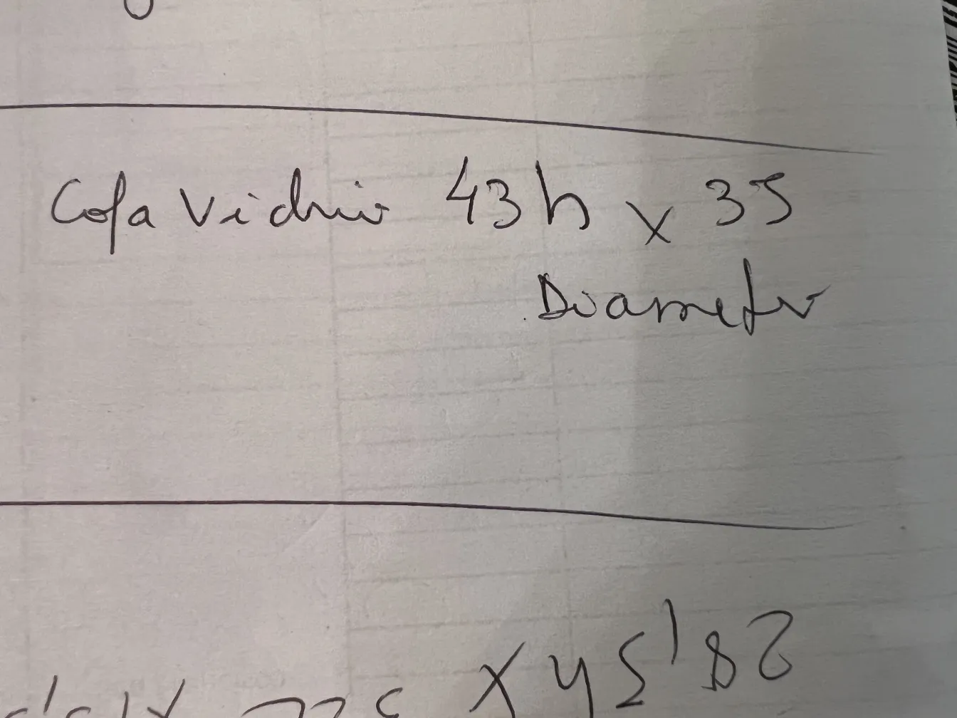 антикварная ваза, украшенная мотивами ар нуво, стоит на столе