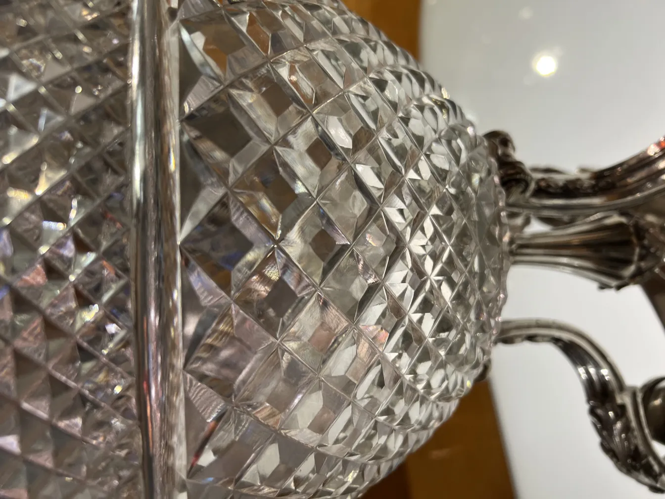 vase ancien avec forme lisse et sculptures brillantes, dans un cadre élégant