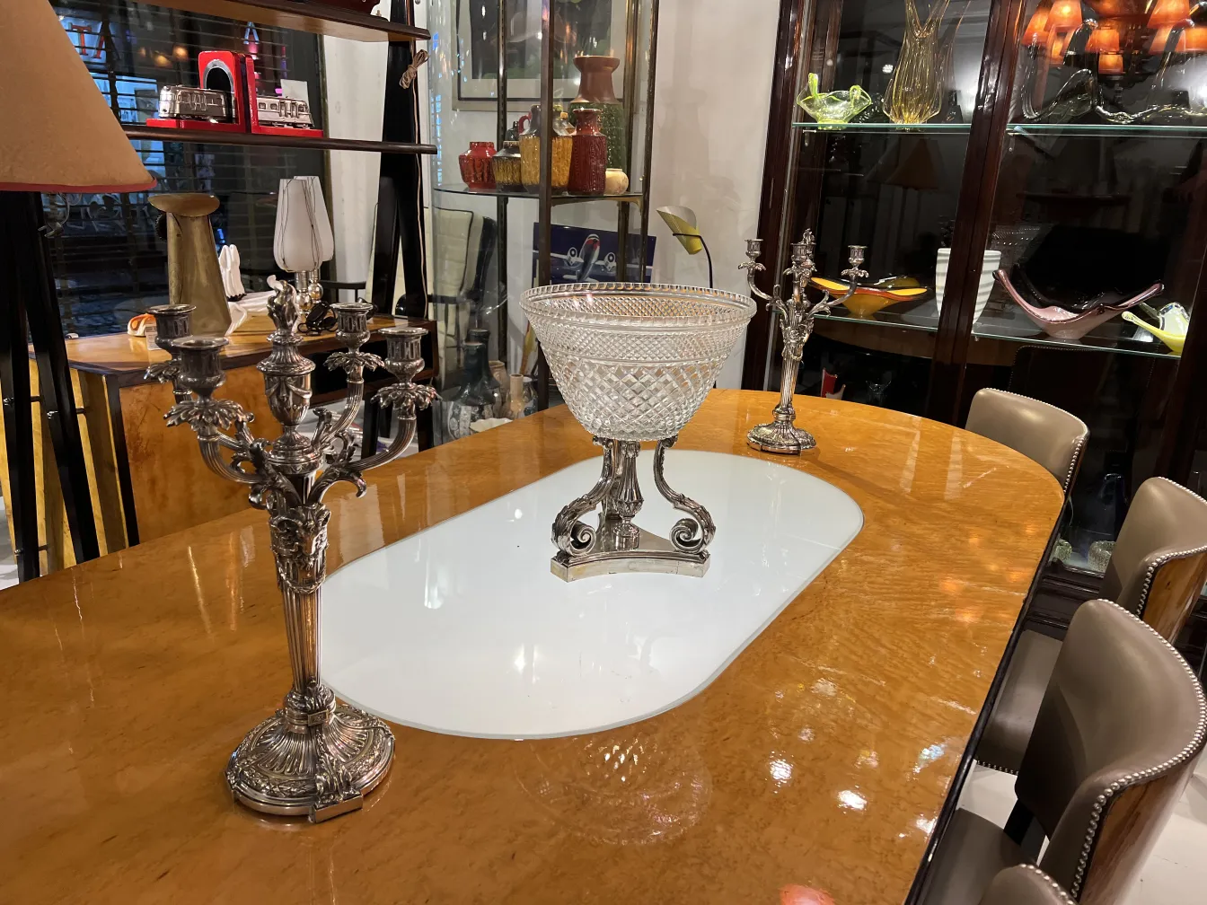 florero antiguo de cristal en una mesa