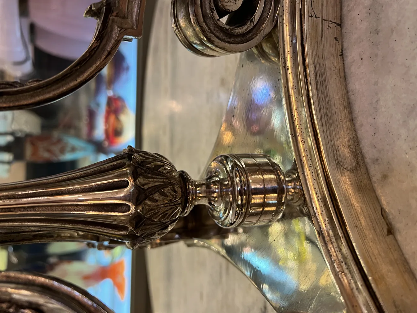 Florero antiguo decorado con arte detallado, reflejando un ambiente clásico