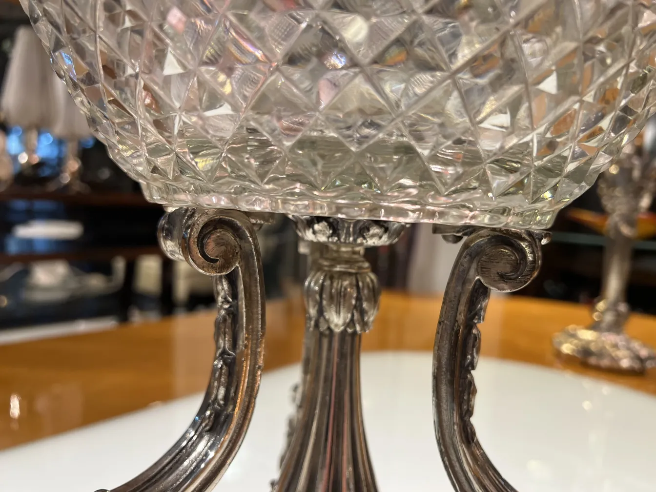 vase antico con design scolpito e base dettagliata in un ambiente elegante