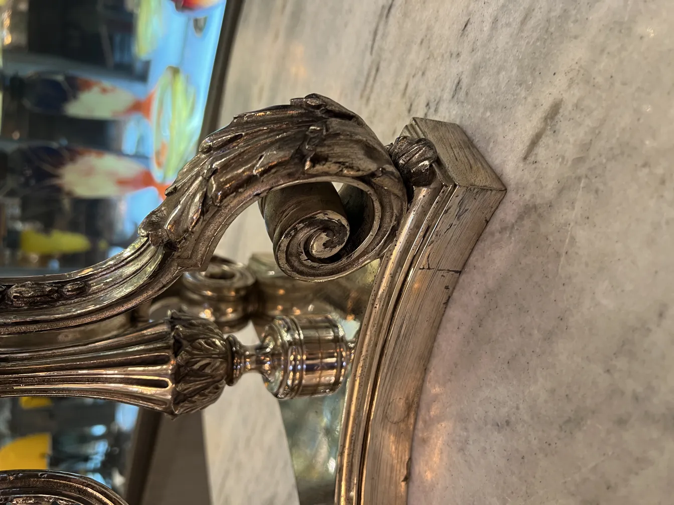 Vaso de flores antigo com decorações art nouveau.