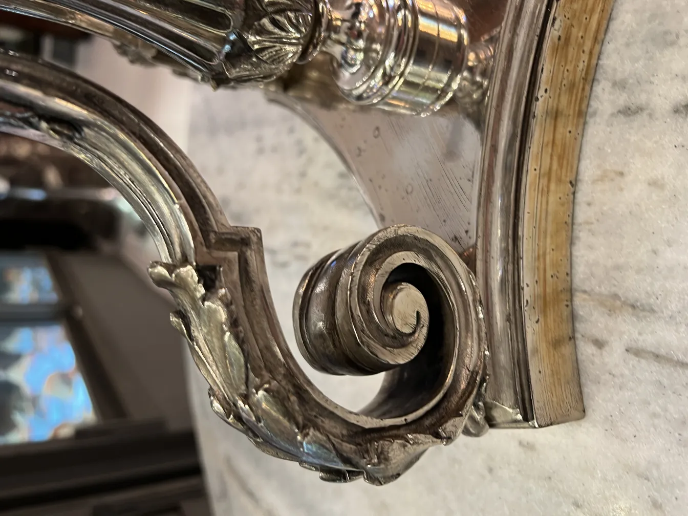 античная ваза с орнаментальным дизайном и цветочными деталями