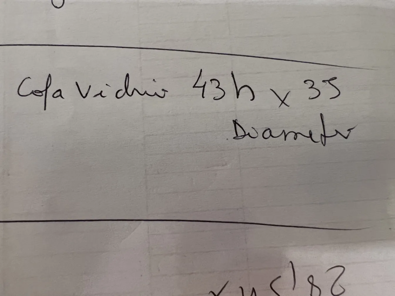 vaso de flores antigo com design específico e ambiente atraente