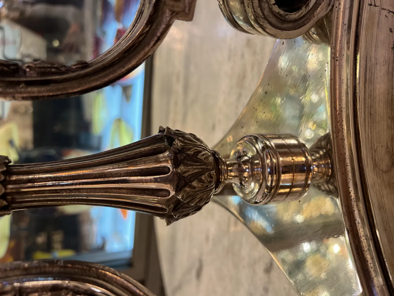 antike vase mit art nouveau details in warmer umgebung