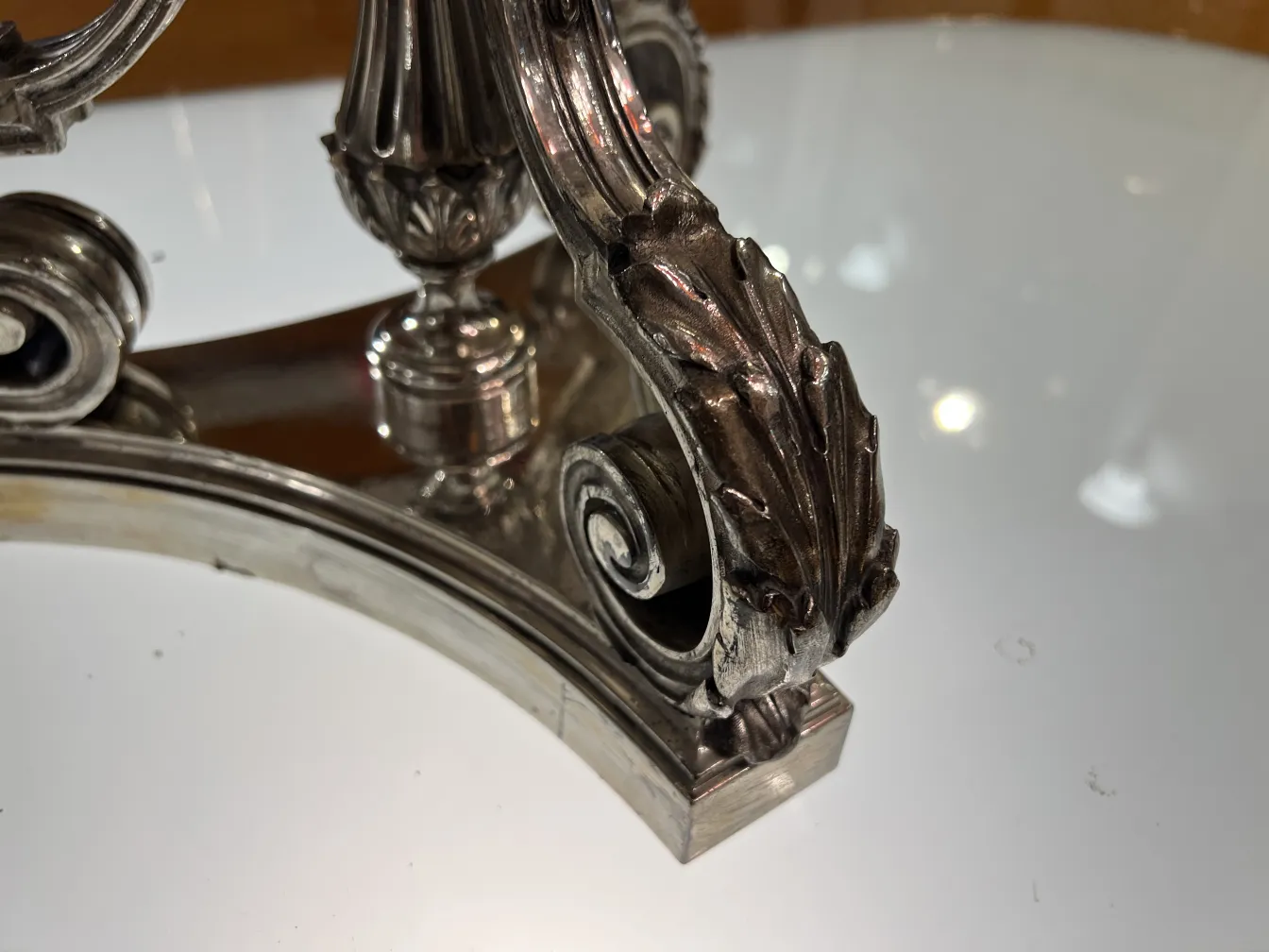 Eine antike Vase mit kunstvollen, geschwungenen Details, Art Nouveau-Stil