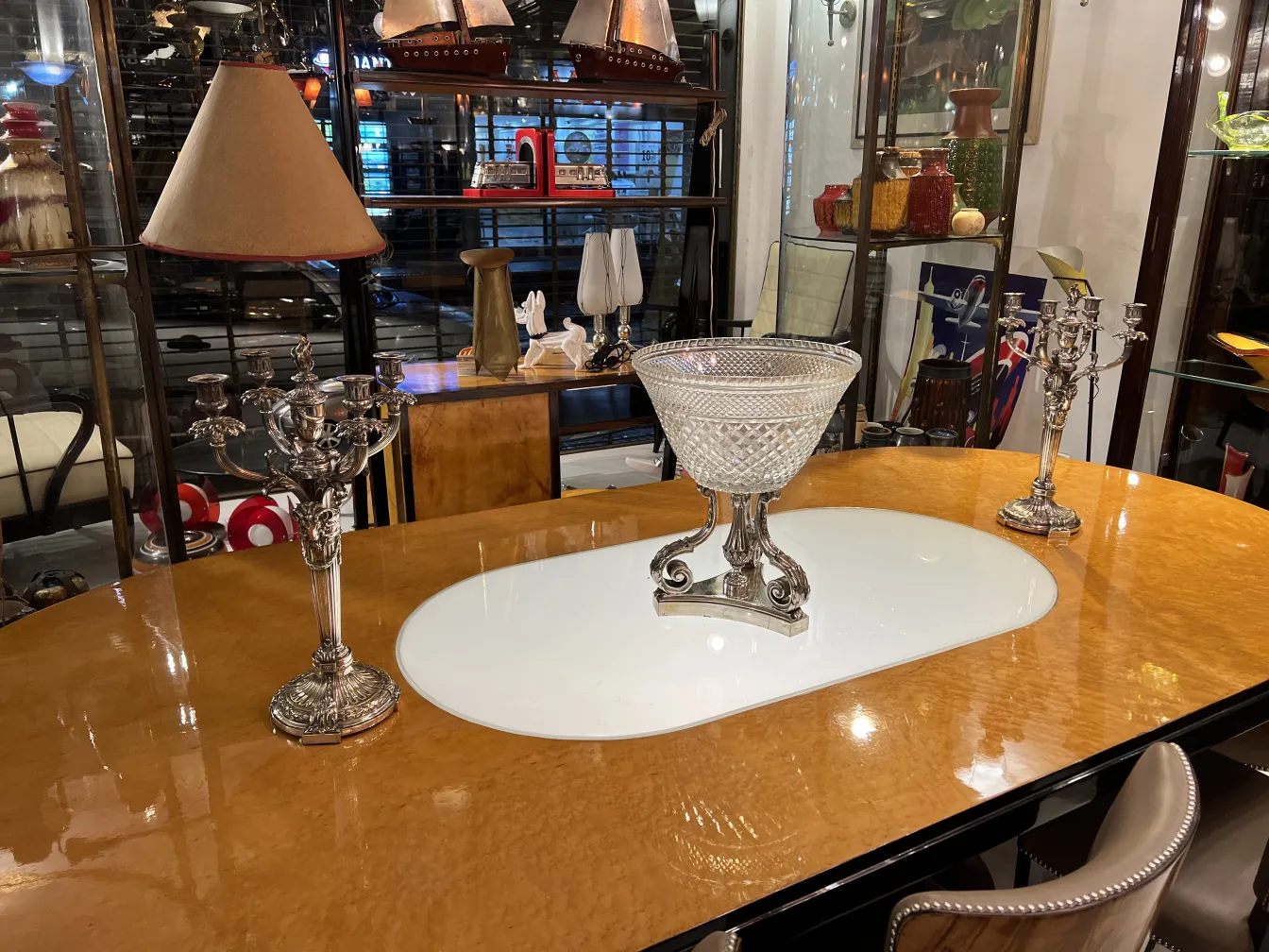  dekorative antike vase mit glänzendem und elegantem design auf einem tisch mit kerzenhaltern