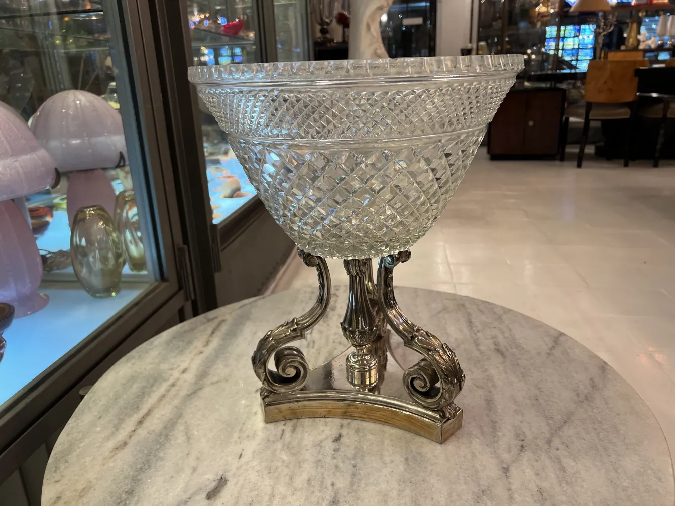 vaso antico con dettagli decorativi e forma elegante in uno sfondo espositivo