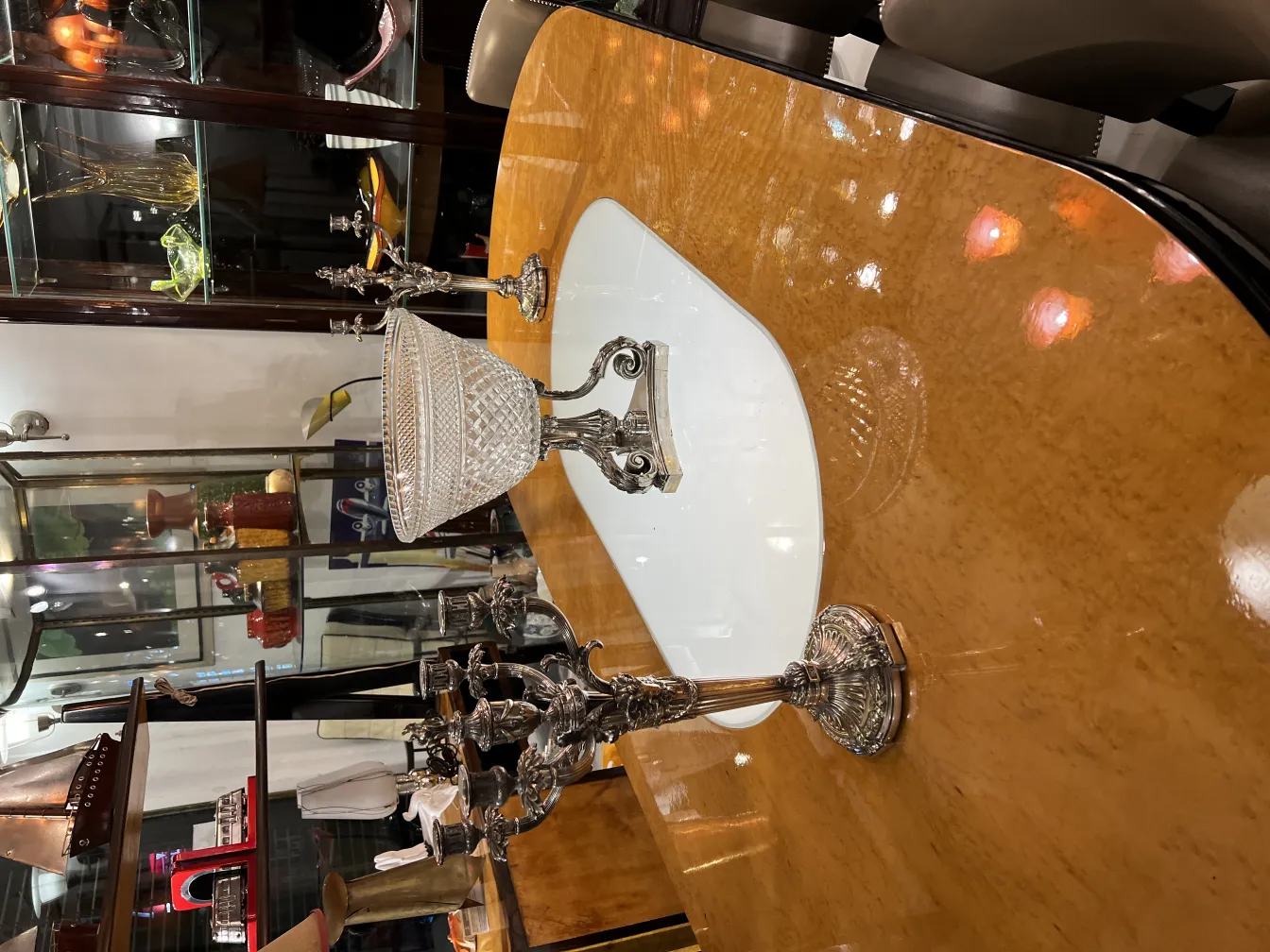 पुराना कला नवोदित फूलदान, आकर्षक डिज़ाइन और सजावटी विवरण के साथ, प्राचीन सेटिंग में