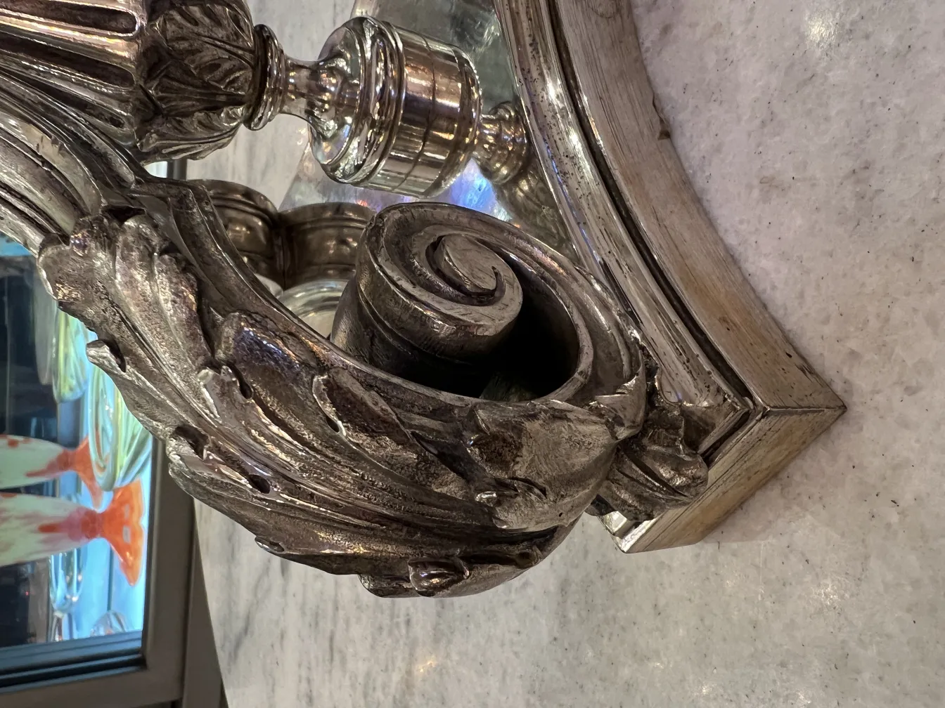 vaso antico ornato con dettagli fini, ambiente decorativo