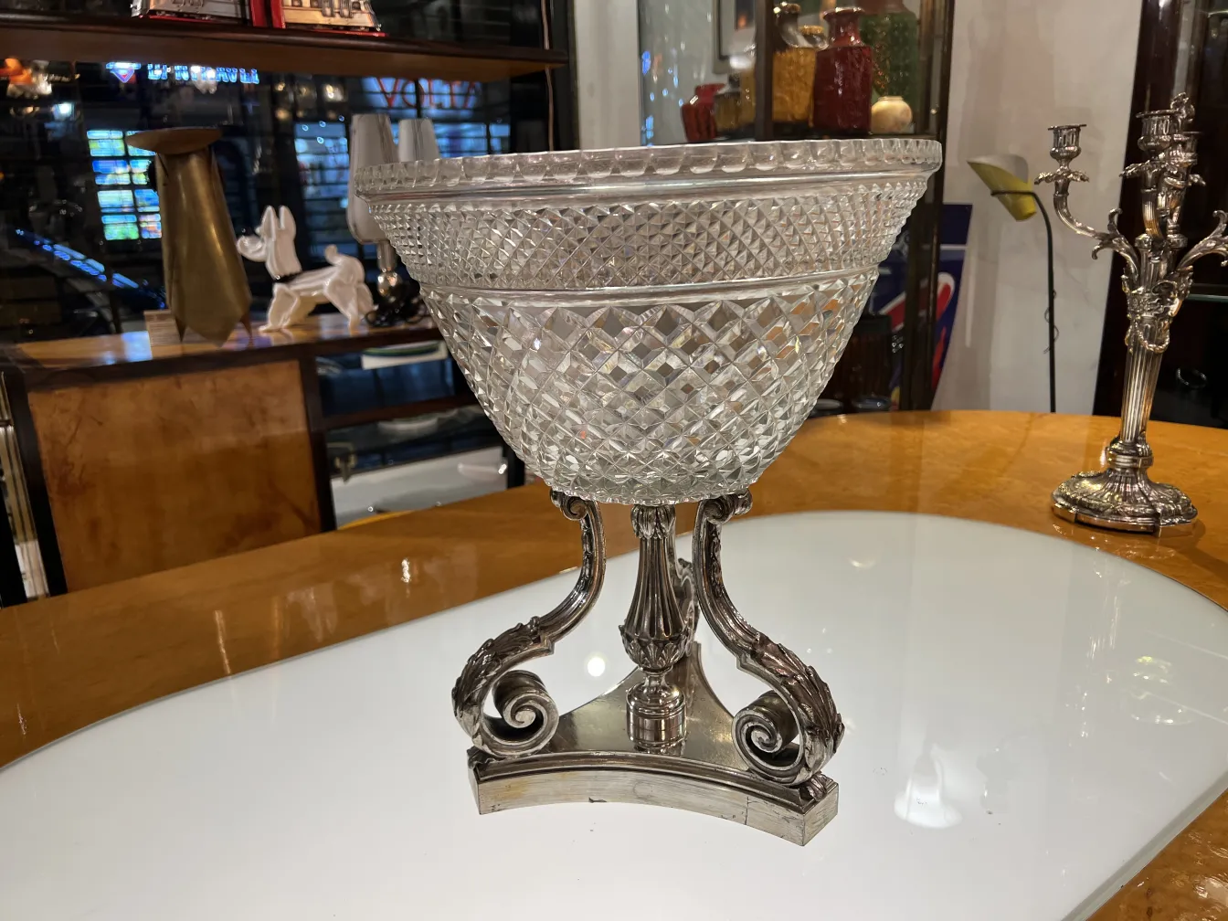 vase ancien avec design décoratif ovale