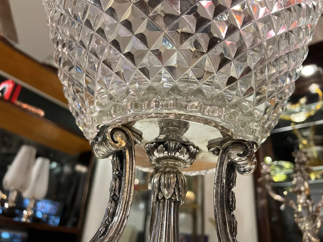 vase ancien en verre avec base décorative