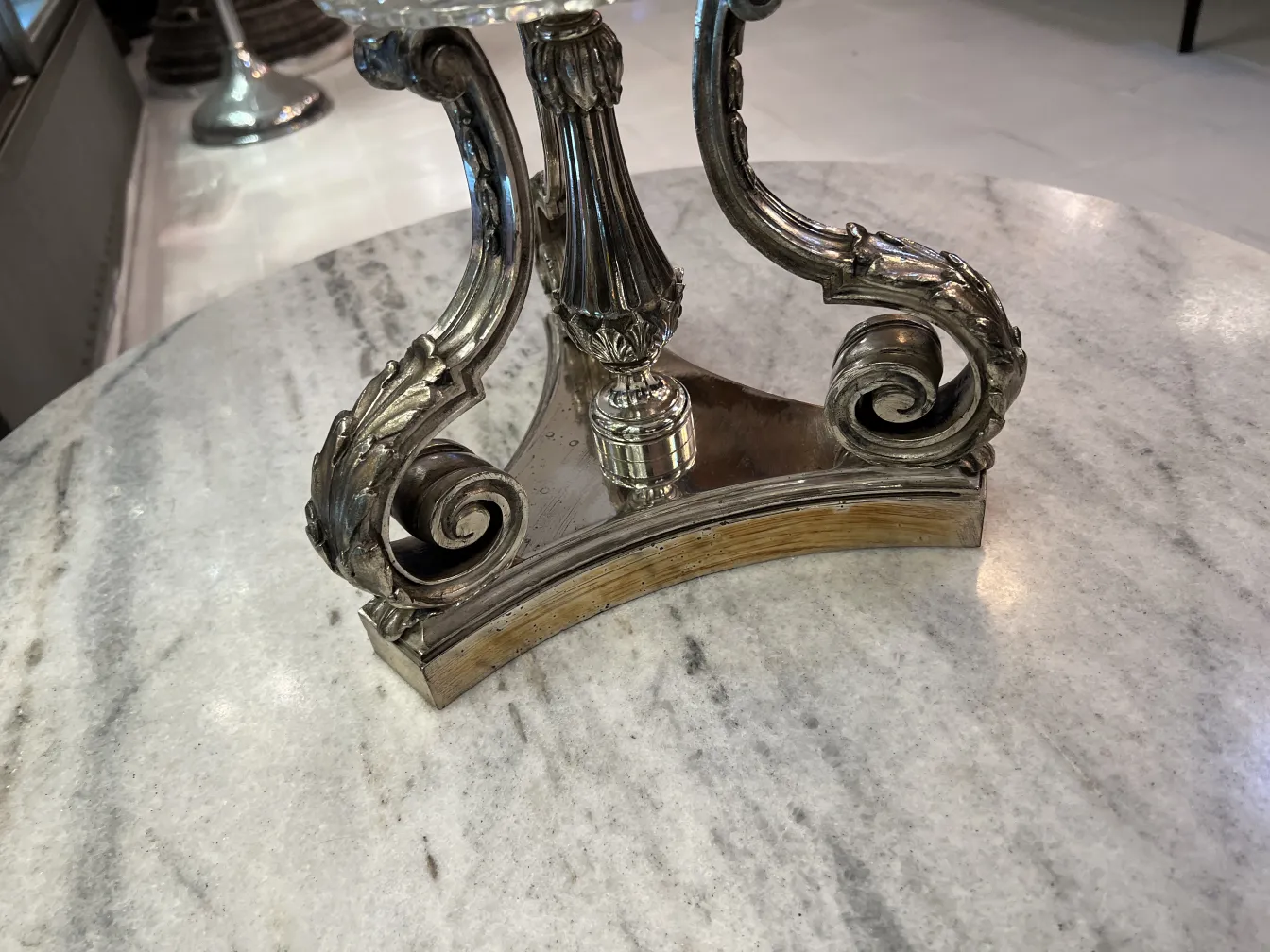 Vase ancien avec base décorative et détails art nouveau dans un cadre élégant.