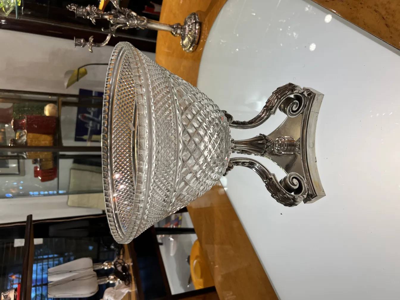 antike Vase mit komplizierter Glasgestaltung und Fuß