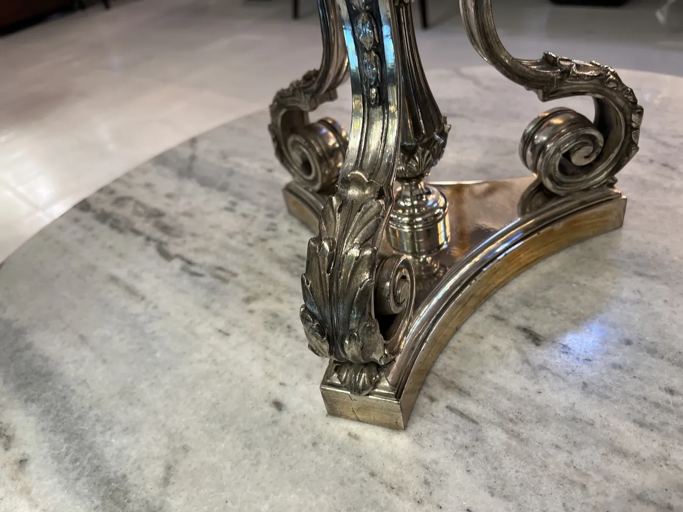 Vaso antico con dettagli decorativi Art Nouveau su una superficie chiara