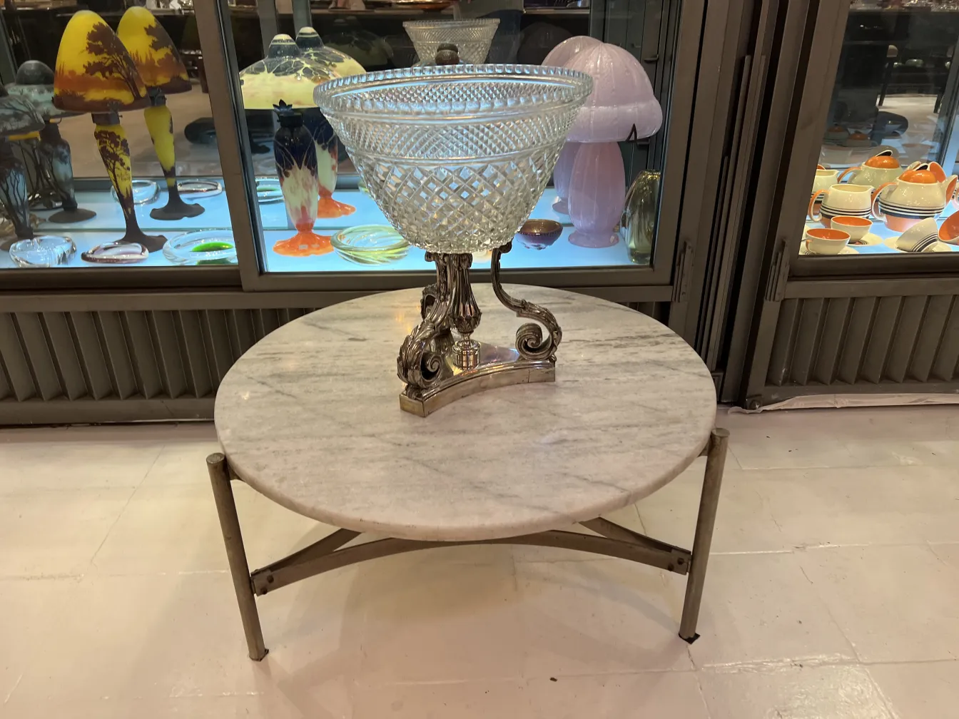 مزهرية قديمة من الكريستال مع قاعدة معدنية مزخرفة