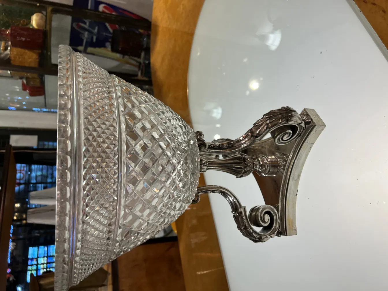 vase ancien décoré avec une base élaborée et un design classique