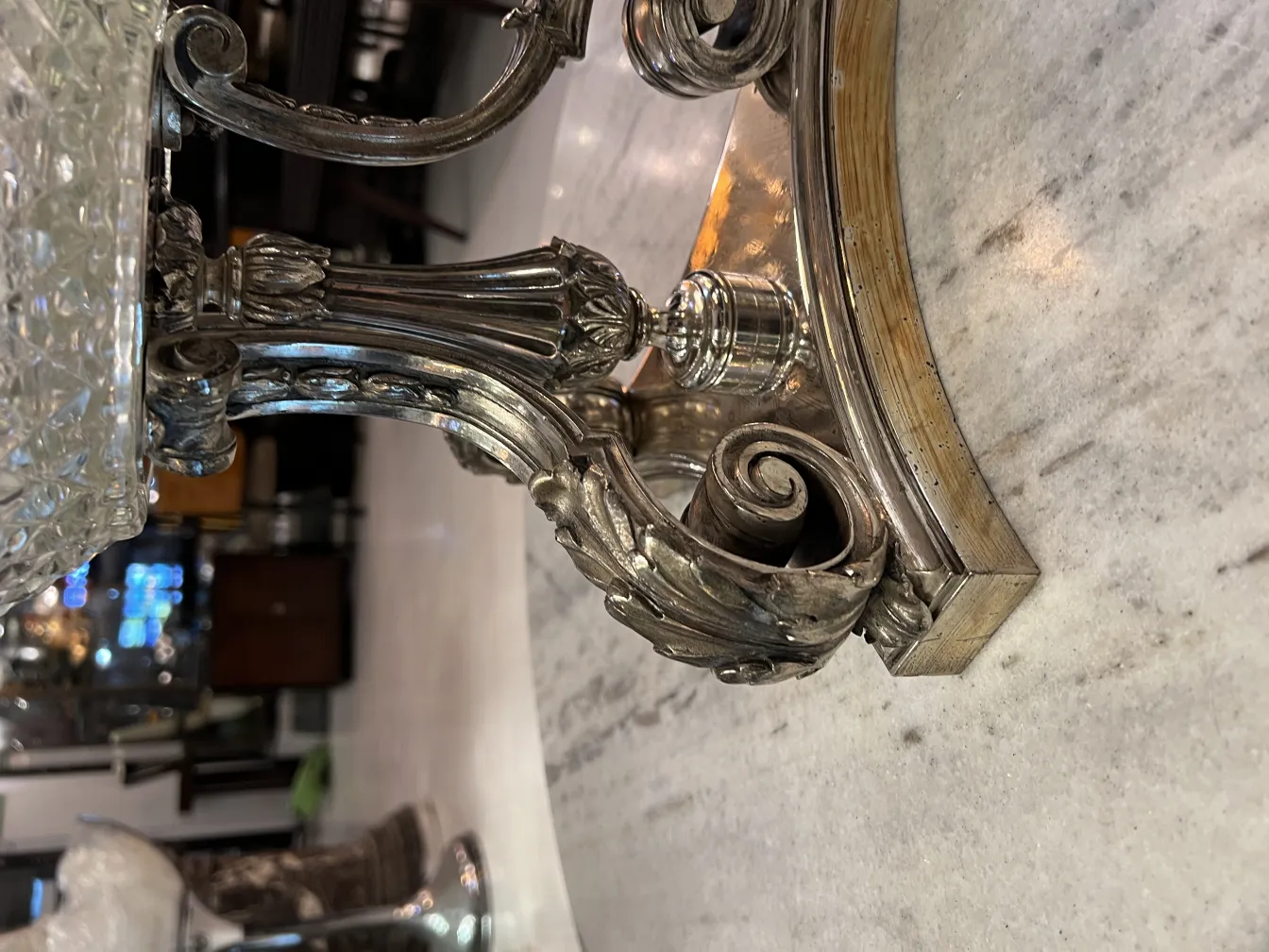 antike vase mit elegantem sockel und details im art nouveau-design