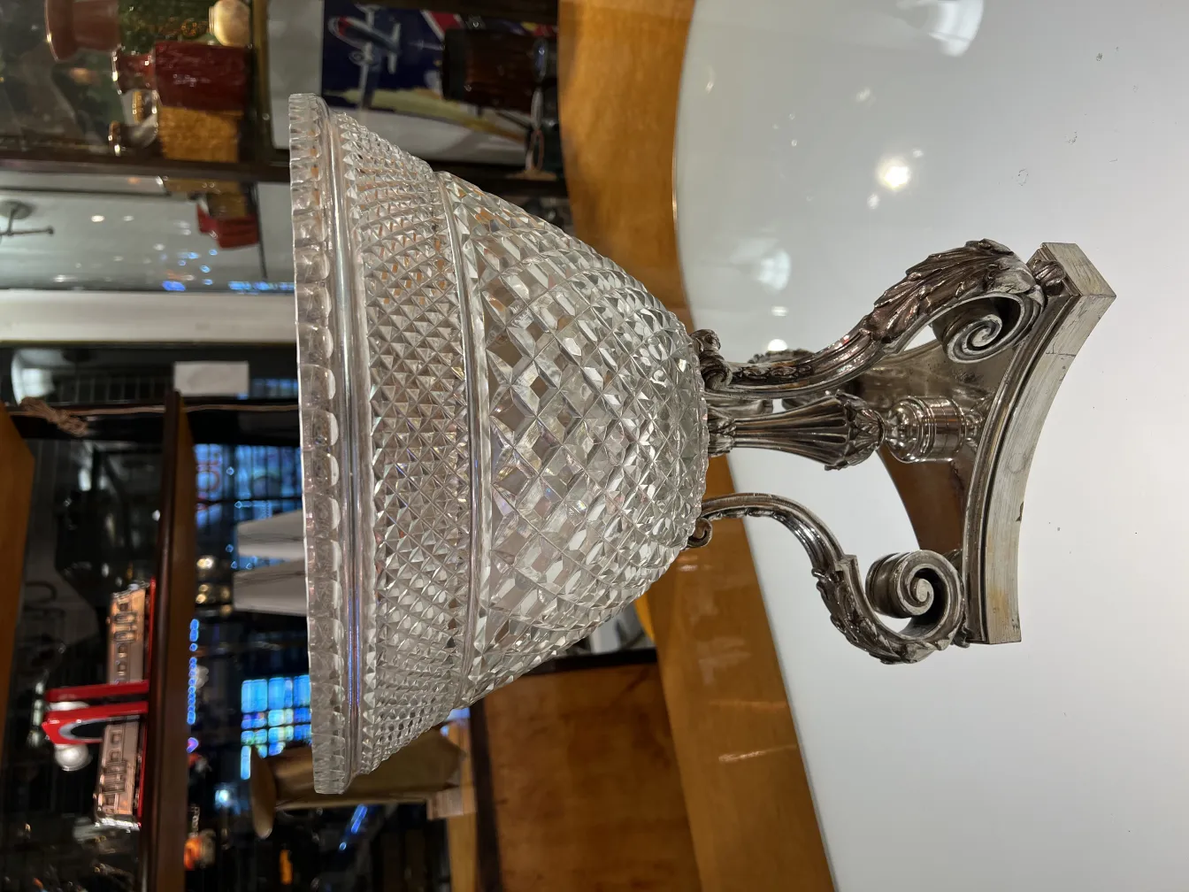 vase ancien décoratif avec une base au design élégant, parfait pour l'affichage