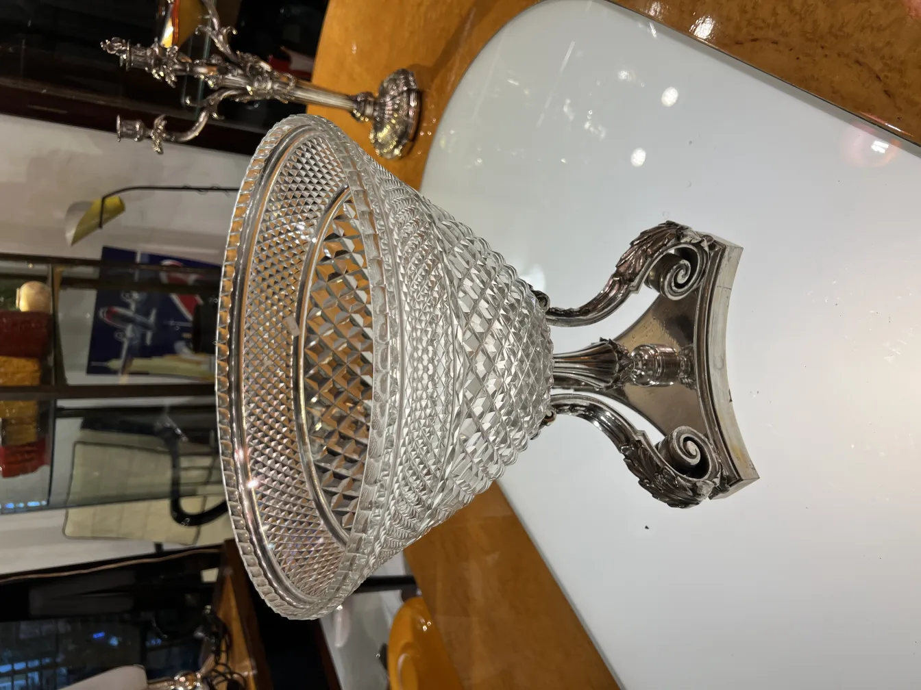 vaso antico in vetro con dettagli complessi alla base, design elegante