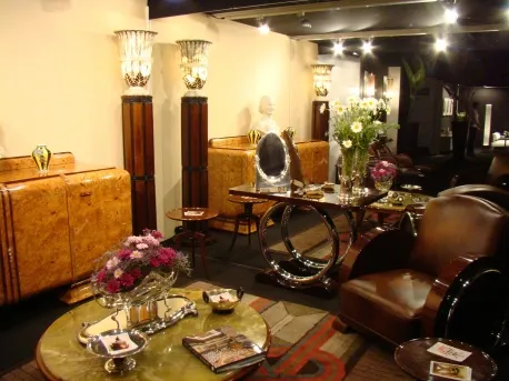 espelho antigo em um ambiente elegante com flores