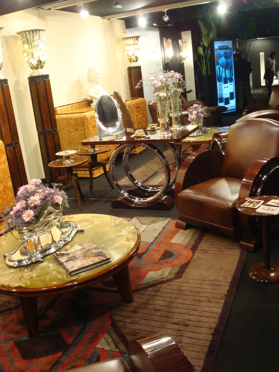 espelho oval antigo em ambiente elegante