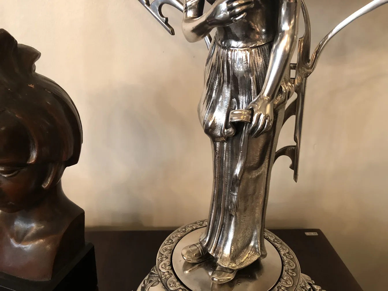 antikes Spiegel mit verzierter Basis und Figurenstatue