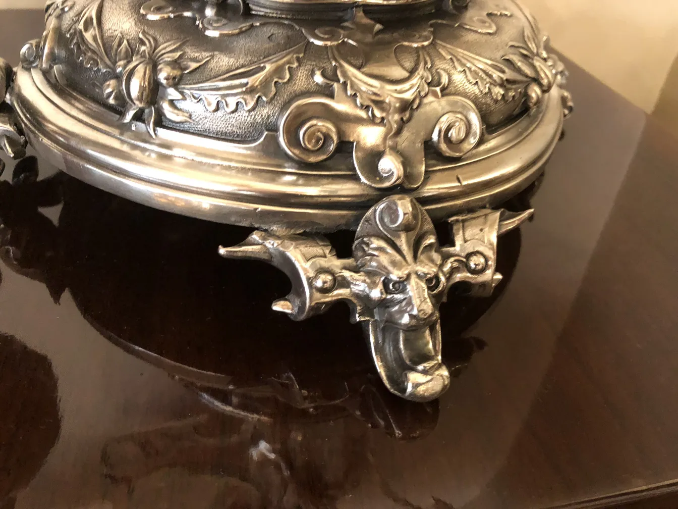 Espelho antigo estilo Art Nouveau com elementos decorativos