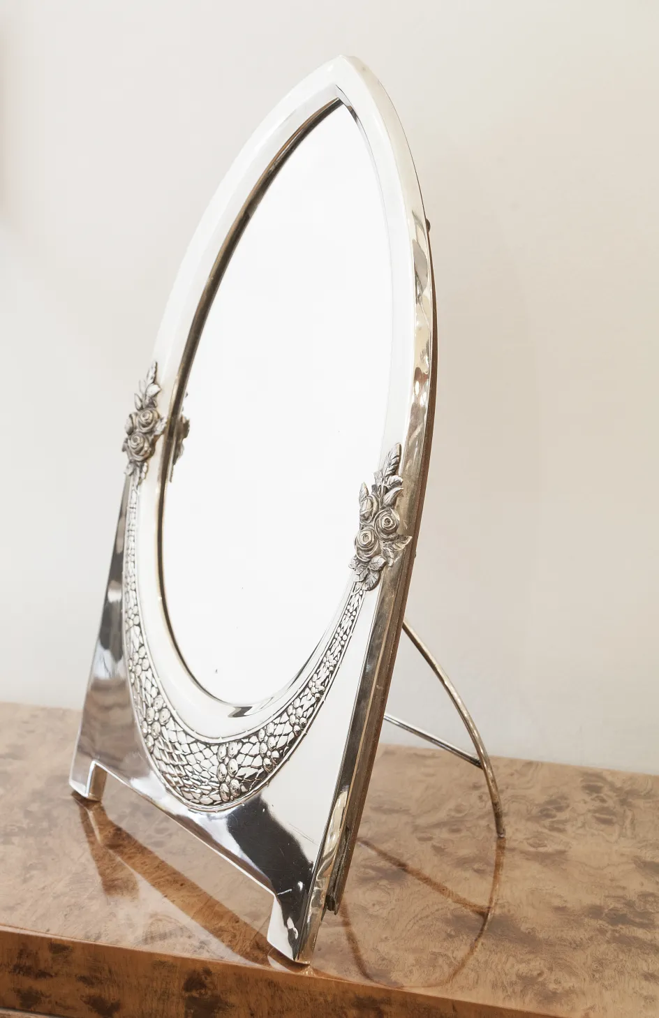 Specchio antico in stile Art Nouveau con dettagli floreali