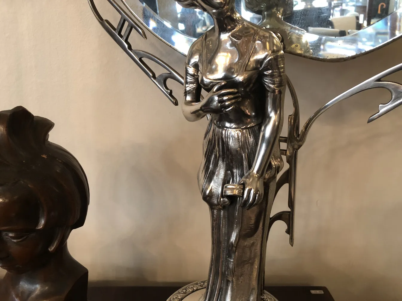 specchio antico in stile Art Nouveau con figura femminile