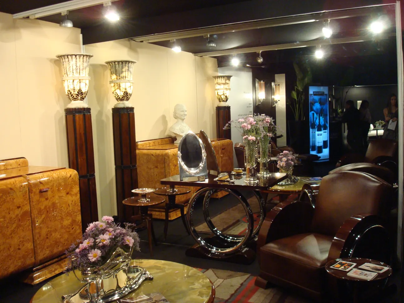 miroir antique avec couleurs vives dans un cadre élégant