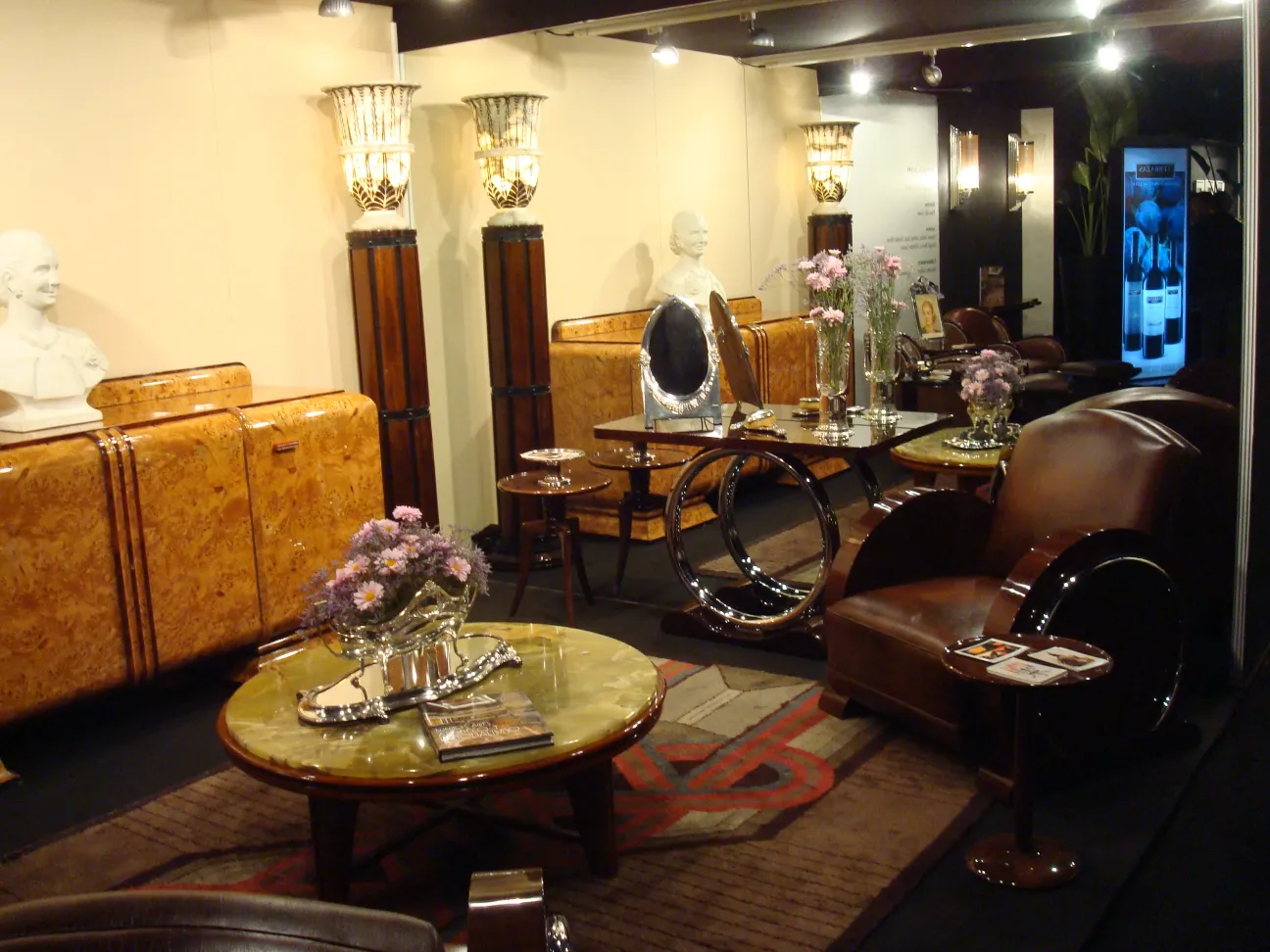 espejo antiguo con un elegante marco redondeado y fondo decorativo en un ambiente sofisticado