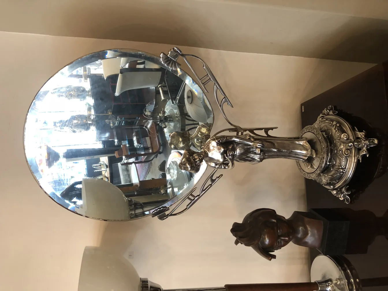 Specchio antico con base decorativa nello stile Art Nouveau.