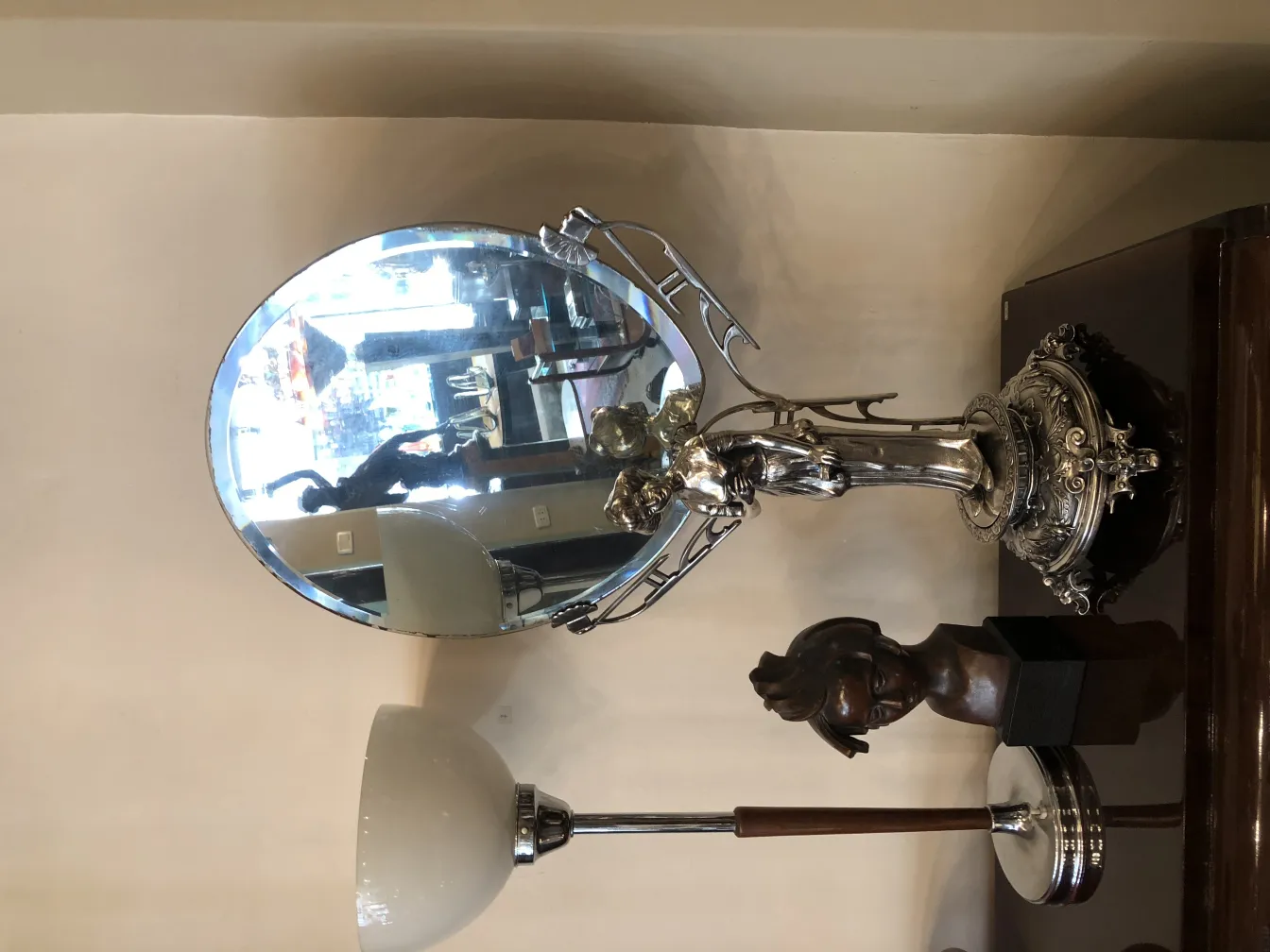 miroir antique décoratif avec support artistique, fond neutre