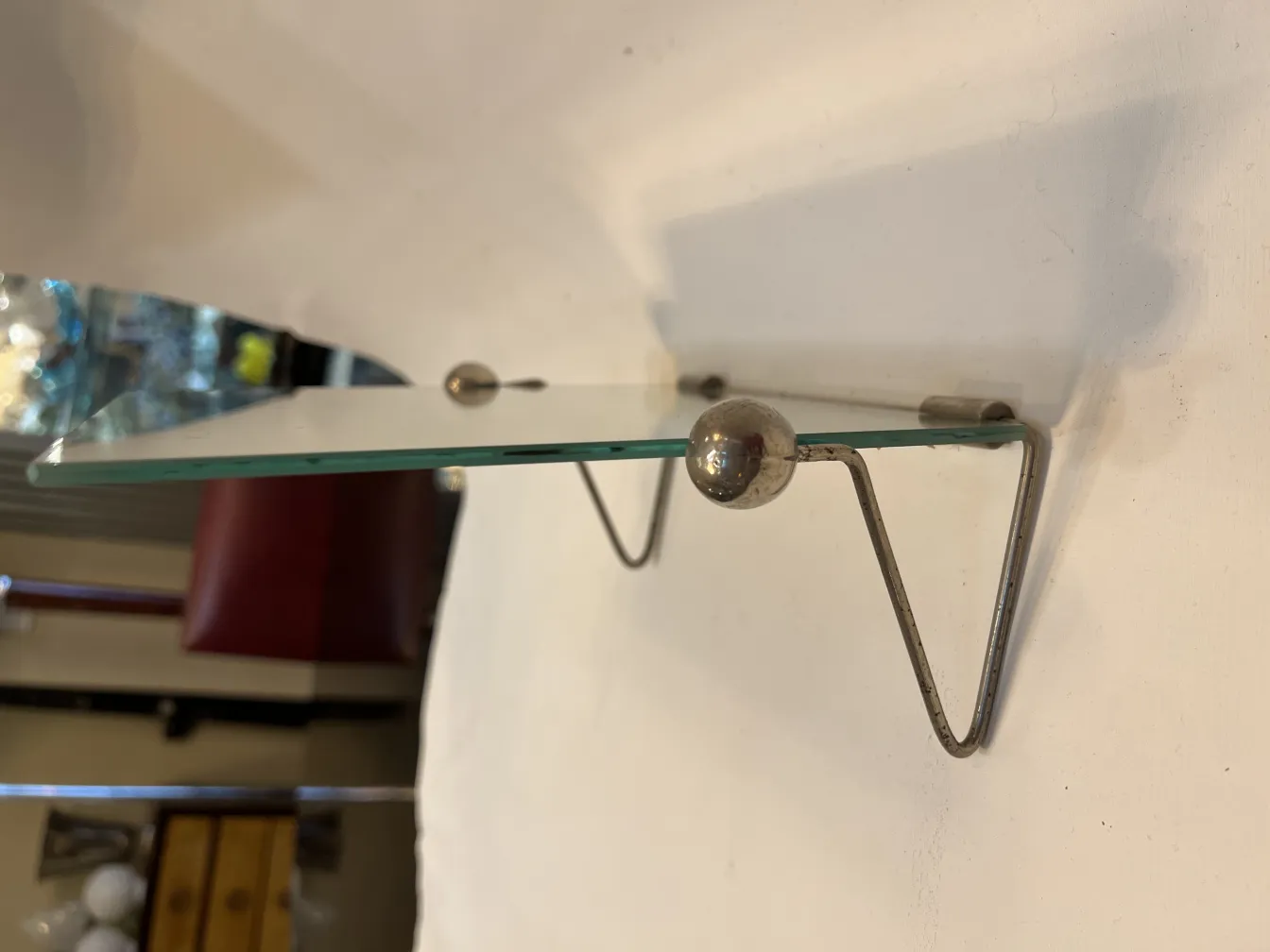 старинное зеркало с креплением и светлым фоном