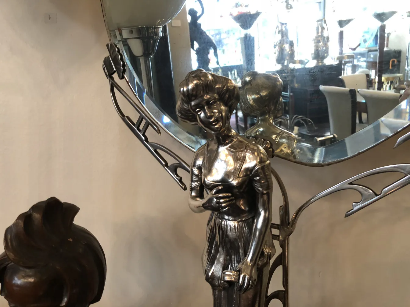 espejo antiguo con figura plateada y detalles art nouveau, fondo decorativo