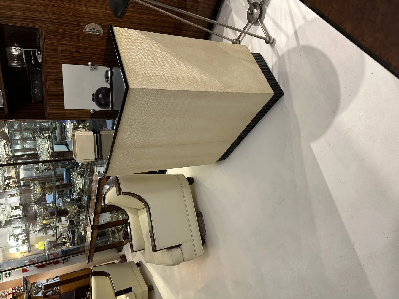 Antiker dekorativer Kosmetikspiegel mit eleganten Details in einem klassischen Ambiente.