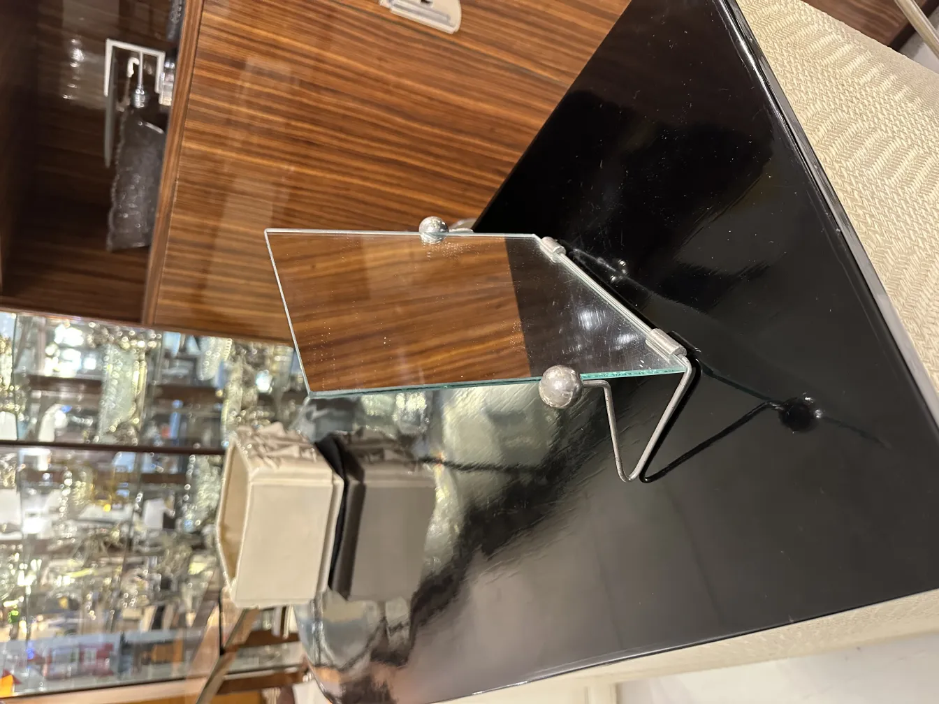 古い鏡、光沢のあるスタンドがテーブルの上にある